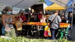 Người dân mua sắm tại một chợ tại Washington,DC, Mỹ. Ảnh: AFP/TTXVN