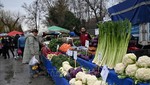 Người dân mua sắm tại một chợ ở Edirne, Thổ Nhĩ Kỳ. Ảnh: AFP/TTXVN