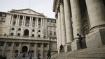 Quang cảnh bên ngoài trụ sở Ngân hàng Trung ương Anh (bên trái) ở London. Ảnh: AFP/TTXVN