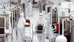 Công nhân làm việc bên trong một nhà máy sản xuất chip bán dẫn ở Đài Loan. Nguồn ảnh: AFP/Jiji