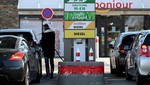 Bơm xăng cho các phương tiện tại trạm xăng dầu ở Marseille, Pháp. Ảnh: AFP/TTXVN