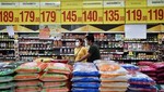 Gạo được bày bán tại một siêu thị ở Bangkok, Thái Lan. Ảnh: AFP/TTXVN