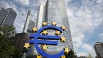Biểu tượng đồng Euro phía trước trụ sở Ngân hàng trung ương châu Âu (ECB) tại Frankfurt am Main, Đức. Ảnh: AFP/TTXVN