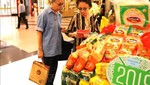 Người dân Thái Lan tìm hiểu các mặt hàng của Việt Nam. Ảnh tư liệu: Ngọc Quang/PV TTXVN tại Bangkok
