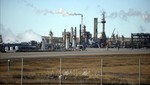 Khói bốc lên từ một cơ sở khai thác dầu ở Fort McMurray, Alberta, Canada. Ảnh: AFP/TTXVN
