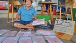 Ông Nguyễn Hữu Trí bày bán sổ đỏ trên vỉa hè (Ảnh: Tiền Phong)
