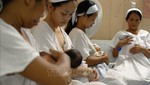Các bà mẹ chăm sóc trẻ sơ sinh tại bệnh viện ở Manila, Philippines. Ảnh: AFP/TTXVN