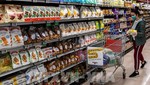 Người dân mua hàng tại một siêu thị ở Milan, Italy. Ảnh: AFP/TTXVN