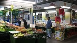 Các gian hàng trong một khu chợ ở Bradford, Anh. Ảnh: AFP/TTXVN