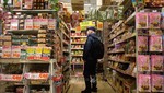 Người dân mua hàng tại một siêu thị ở Tokyo, Nhật Bản. Ảnh: AFP/TTXVN