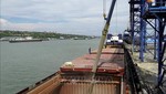 Lúa mì được chuyển lên tàu hàng tại cảng quốc tế Rostov-on-Don để chuyển tới Thổ Nhĩ Kỳ, ngày 26/7/2022. Ảnh: AFP/TTXVN 