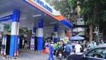 Người dân đổ dồn mua xăng tại Petrolimex trong giai đoạn căng thẳng về nguồn cung. (Ảnh: PV/Vietnam+)