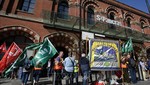 Các thành viên Liên đoàn công nhân đường sắt, hàng hải và vận tải quốc gia (RMT) Anh đình công bên ngoài nhà ga quốc tế St Pancras ở trung tâm London, Anh. Ảnh tư liệu: AFP/TTXVN
