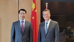 Tổng Lãnh sự Việt Nam tại Hồng Kông Phạm Bình Đàm (bên trái) tại cuộc gặp với ông Paul Chan, Giám đốc Sở Tài chính Hồng Kông. (Ảnh do Tổng lãnh sự quán cung cấp).
