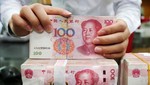 Nhân viên ngân hàng kiểm tiền mệnh giá 100 nhân dân tệ tại tỉnh Giang Tô, Trung Quốc. Ảnh: AFP/TTXVN