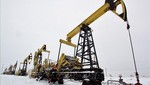 Hoạt động khai thác dầu tại giếng dầu Gremikhinskoye, miền Đông Izhevsk, gần vùng núi Ural, Liên bang Nga. REUTERS/TTXVN