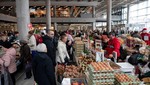 Người dân mua lương thực tại một khu chợ ở Budapest, Hungary. Ảnh: Reuters