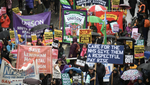Người biểu tình ở London (Anh) tham gia cuộc tuần hành kêu gọi chấm dứt cuộc khủng hoảng lương thấp. Ảnh tư liệu: EPA-EFE