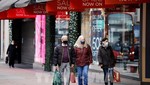 Người dân di chuyển trên một phố mua sắm ở London, Anh. Ảnh: AFP/TTXVN 