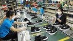 Kiểm tra, hoàn thiện sản phẩm giầy để xuất khẩu tại nhà máy của Công ty TNHH hóa dệt Hà Tây ở xã Tân Lập (huyện Đan Phượng, Hà Nội). Ảnh: Vũ Sinh/TTXVN