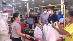 Khách hàng thanh toán tại siêu thị ở thủ đô Viêng Chăn, Lào. Ảnh: Bá Thành/TTXVN