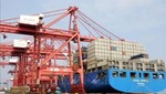 Bốc dỡ hàng hóa tại cảng ở tỉnh Giang Tô, Trung Quốc. Ảnh: THX/ TTXVN