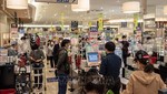 Người dân mua sắm tại một cửa hàng ở Tokyo, Nhật Bản. Ảnh: AFP/TTXVN