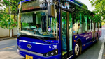 Một chiếc xe buýt điện chạy trên đường phố Bangkok ngày 24/12