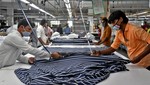 Các công nhân làm việc tại một xưởng may mặc tại Andhra Pradesh, Ấn Độ. Ảnh: Reuters