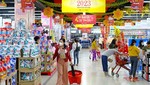 Người dân đi mua sắm ở siêu thị Lotte Mart Cần Thơ. (Ảnh: TTXVN)