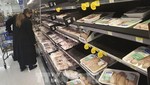 Người dân mua hàng trong một siêu thị ở Vancouver, British Columbia, Canada. Ảnh: THX/TTXVN