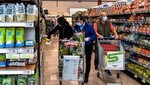 Khách hàng chọn mua đồ tại siêu thị ở Milan, Italy. (Ảnh: AFP/TTXVN)