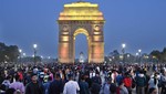 Người dân Ấn Độ mừng năm mới tại Quảng trường Cổng Ấn Độ ngày 31/12/2022. Ảnh: Hindustan Times