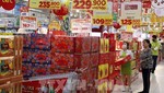 Người dân mua sắm tại siêu thị Big C Thăng Long. Ảnh: Trần Việt - TTXVN