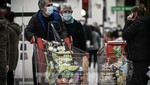 Người dân mua hàng trong siêu thị tại Bordeaux, Pháp. Ảnh: AFP/ TTXVN 