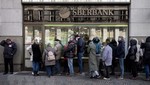 Người dân xếp hàng bên ngoài chi nhánh Ngân hàng Sberbank của Nga tại Prague, Cộng hòa Séc năm 2022. (Ảnh: AFP/TTXVN)