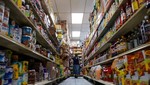 Một người phụ nữ mua sắm tại siêu thị El Progreso, Washington, D.C., Mỹ. Ảnh: Reuters