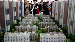 Nhiều người Trung Quốc mua nhà theo cơ chế "bán trước". Họ đã phải trả các khoản nợ thế chấp với lãi suất 5-6% cho những ngôi nhà chưa bao giờ được ở. Ảnh: SCMP