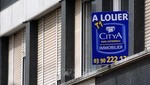Biển quảng cáo cho thuê nhà tại một tòa nhà ở Strasbourg, miền đông nước Pháp. Ảnh: AFP/TTXVN