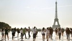 Du khách ngắm tháp Eiffel nổi tiếng của Pháp. Ảnh: Getty Images