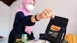 Doanh nhân Indonesia quảng cáo sản phẩm tại một sự kiện ở Banda Aceh. Ảnh: EPA-EFE
