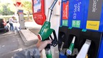 Đổ xăng cho các phương tiện tại trạm xăng ở Montpellier, Pháp. Ảnh: AFP/ TTXVN