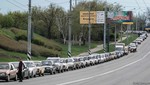 Hình ảnh đoàn xe xếp hàng dài chờ vào trạm đổ xăng ở Ukraine. Ảnh: Getty Images
