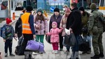 Binh sĩ và tình nguyện viên Slovakia hỗ trợ người tị nạn Ukraine tại Vysne Nemecke ngày 26/2/2022 - Ảnh: AFP/TTXVN