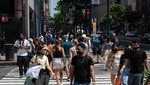 Người dân di chuyển trên một tuyến phố mua sắm ở New York, Mỹ 
