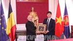 Ông Ngô Lê Văn, Phó Trưởng Ban đối ngoại Trung ương trao quà lưu niệm cho ông Axel Goethals, Giám đốc điều hành Viện nghiên cứu châu Âu về châu Á (EIAS) (Ảnh: Hương Giang)