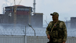Lực lượng an ninh Nga canh gác bên ngoài nhà máy điện hạt nhân lớn nhất châu Âu, Zaporizhzhia của Ukraine. Ảnh: Al Jazeera