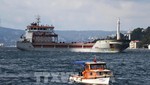Tàu chở ngũ cốc của Ukraine đi Eo biển Bosphorus ở Istanbul, Thổ Nhĩ Kỳ