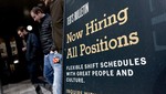 Một bảng thông báo tuyển dụng lao động tại Arlington, bang Virginia, Mỹ. (Ảnh: AFP/TTXVN)