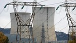 Đường dây tải điện nối từ các tháp làm mát trong nhà máy điện hạt nhân Tricastin ở Saint-Paul-Trois-Chateaux, Pháp ngày 21/11/2022. Ảnh: Reuters